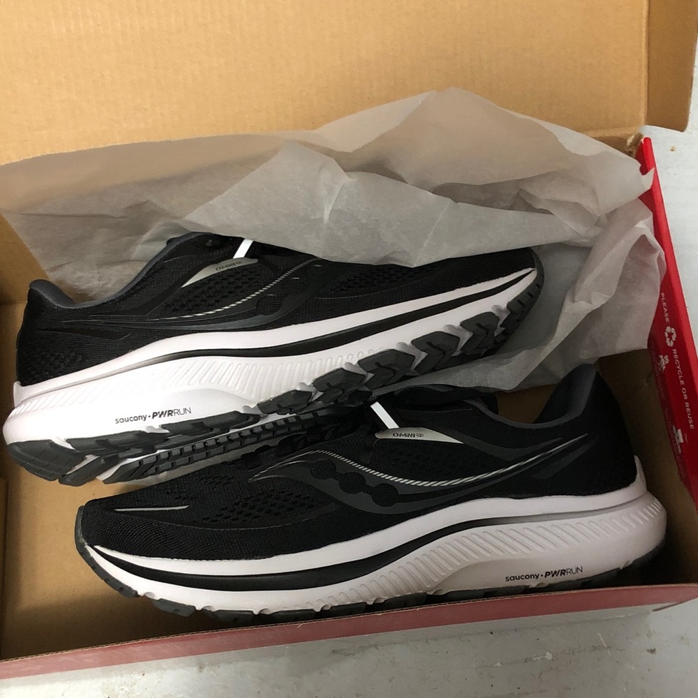 Saucony OMNI 21 Black and White Athletic Running Shoes - NIB
